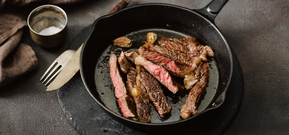 Ribeye-Steaks in einer gusseisernen Pfanne.