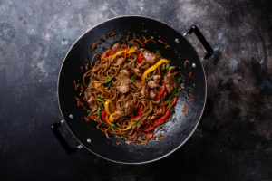 schönes Wok-gericht mit Nudeln und Rindfleisch