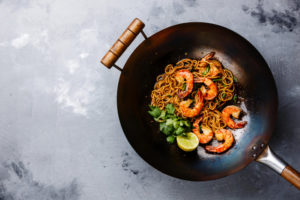 Wok Pfanne mit Nudeln und frischen Garnelen